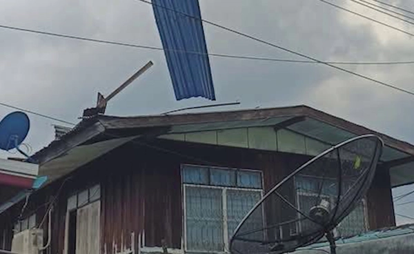 "พายุฤดูร้อน" พัดถล่มจ.เลย บ้านเรือนเสียหาย ต้นไม้หักโค่น