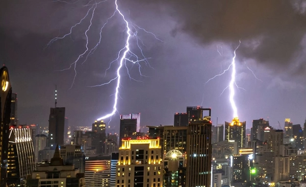 สภาพอากาศ! กรมอุตุฯ เตือน "ฝนถล่ม" ล่าสุด 2 ภาคระวังฟ้าผ่า ลูกเห็บตก อุณหภูมิลด