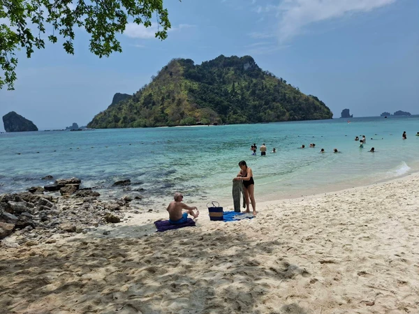 "หมู่เกาะพีพี" คึกคัก นทท.แห่ไปเที่ยววันละ 6,500 คน