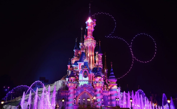 Disneyland Paris เผยการแสดงเลเซอร์สุดล้ำ แบบเดียวกับงานโอลิมปิก