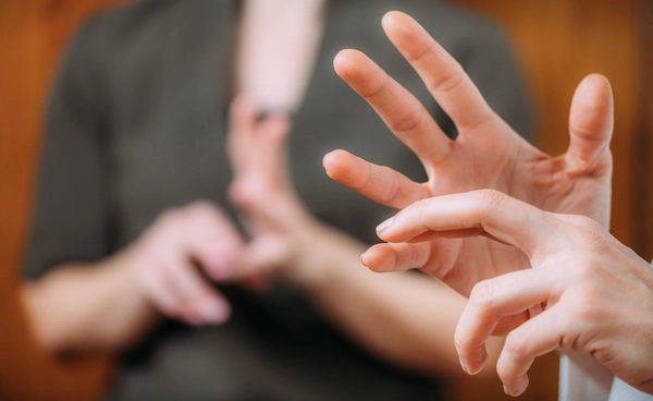 "มือชา" ปัญหาที่พบได้บ่อย ในวัยกลางคน สาเหตุเกิดจากอะไร มีวิธีป้องกันและรักษาหรือไม่? เช็กเลย!