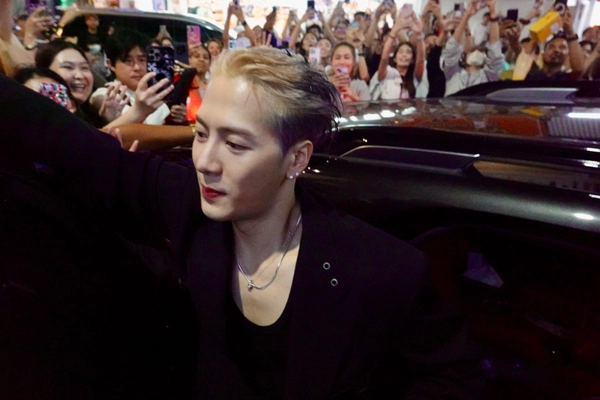 แฟนชาวไทยฟิน “แจ็คสัน หวัง” อุ่นเครื่องเยือนไทยครั้งแรกของปี แวะชิมก๋วยเตี๋ยวเรือร้านดัง ก่อนระเบิดฟอร์มขึ้นคอนใหญ่ GOT7