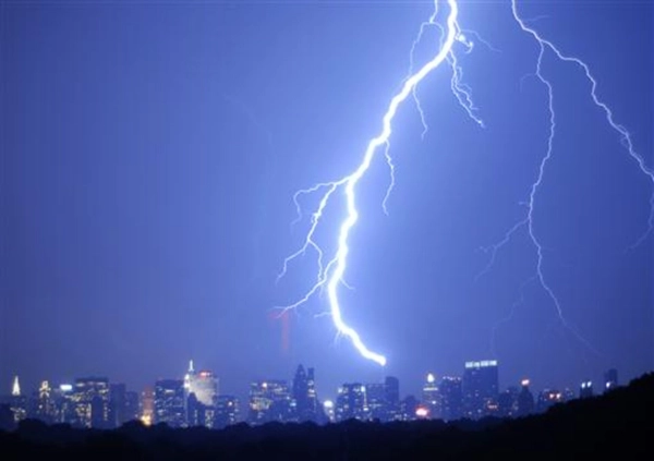 สงกรานต์ฝนถล่ม  ระวังพายุ ลมแรง ลูกเห็บตก