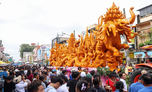 ตื่นตาประเพณีไทย นักท่องเที่ยวชมประเพณีแห่เทียนพรรษาจังหวัดอุบลราชธานี