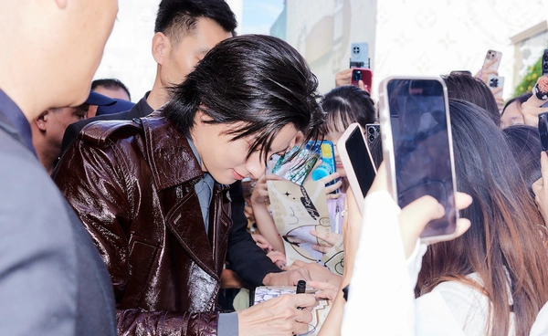 “กลัฟ”  บินเดี่ยวลัดฟ้าร่วมอีเวนต์ที่อู่ฮั่น แฟนคลับต้อนรับแน่น