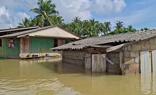 “ปัตตานี” น้ำยังท่วมสูง 2–3 เมตร  ชาวบ้านรอการช่วยเหลือ