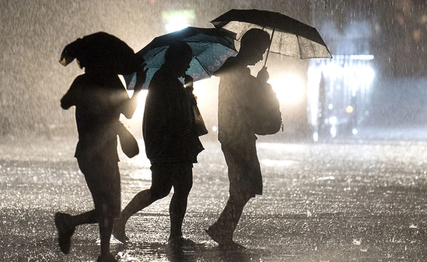 เช็กสภาพอากาศ 1 พฤษภาคม 2568 กรมอุตุฯ เตือน 31 จังหวัดฝนตกหนัก-ลมแรง 