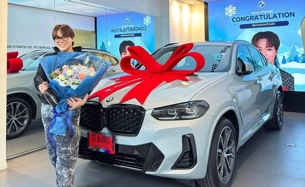 ดีเจบุ๊กโกะ ธนัชพันธ์ ถอยรถหรูป้ายแดง สีมงคล แถมเลขทะเบียนสวยมาก