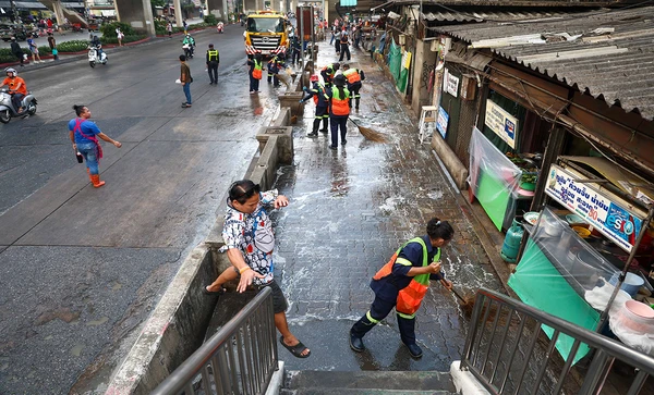 ปิดฉากแผงค้าหน้าตลาดคลองเตย 1 ลุยรื้อถอนเตรียมปรับพื้นที่คืนทางเดินเท้า
