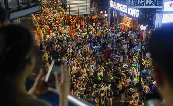 สงกรานต์ 3 วัน ถนนสีลม - ข้าวสาร ยอดผู้ร่วมงานทะลุ 6.51 แสนคน