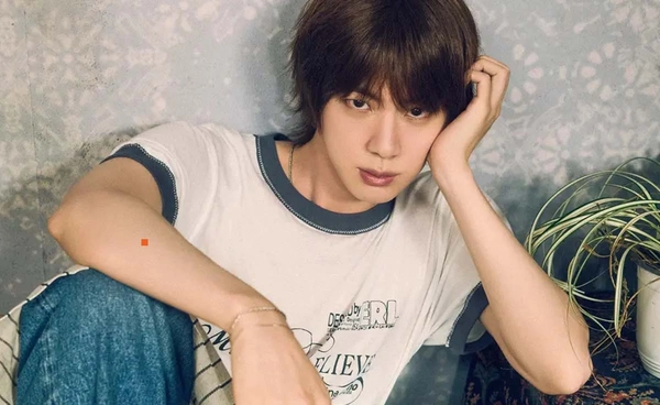 ตำรวจเกาหลีใต้หยุดการสืบสวนหญิงญี่ปุ่นจูบ "จิน BTS"  