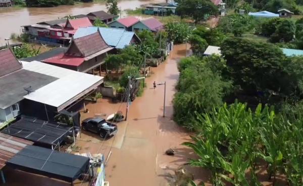 ชาวบางบาล เจอน้ำล้นตลิ่ง ทะลักท่วมชุมชน ขนของหนีน้ำ