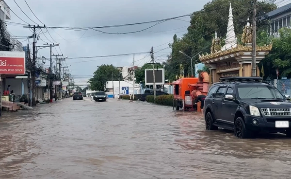 ขอนแก่นยังน้ำท่วมหลายจุด หลังฝนถล่มวานนี้ รถยนต์พังเสียหายหลายคัน