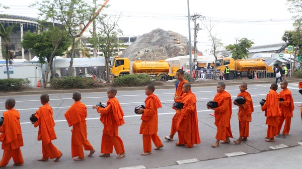 พระสงฆ์-สามเณรบิณฑบาตรโปรดหน้าอาคาร สตง.ถล่ม