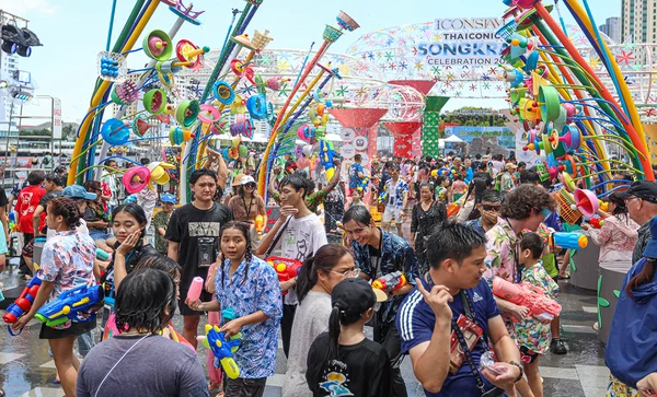 ประมวลภาพเล่นน้ำสงกรานต์ สยาม สยามพารากอน ไอคอนสยาม วันแรก