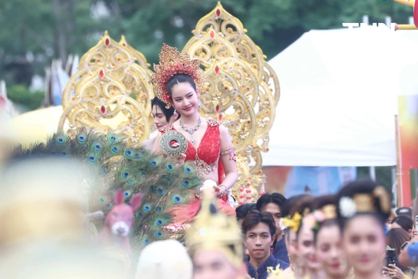 รูป-โบว์-เมลดา นางสงกรานต์ทุงสะเทวี วิน-เมธวิน ร่วมขบวนแห่สงกรานต์ไอคอนสยาม-3