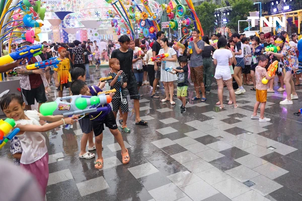 รูป-โบว์-เมลดา นางสงกรานต์ทุงสะเทวี วิน-เมธวิน ร่วมขบวนแห่สงกรานต์ไอคอนสยาม-21