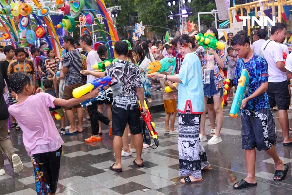 รูป-โบว์-เมลดา นางสงกรานต์ทุงสะเทวี วิน-เมธวิน ร่วมขบวนแห่สงกรานต์ไอคอนสยาม-22