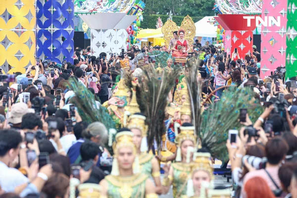 รูป-โบว์-เมลดา นางสงกรานต์ทุงสะเทวี วิน-เมธวิน ร่วมขบวนแห่สงกรานต์ไอคอนสยาม-4