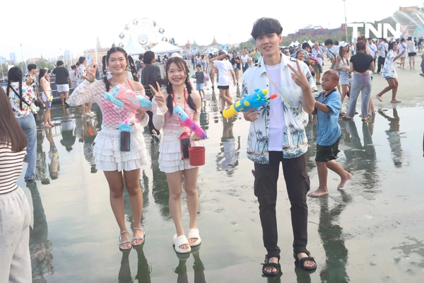 รูป-สาดความสุขสงกรานต์สนามหลวงวันแรก ชูเป้าหมาย 1 ใน 10 สุดยอดประเทศเฟสติวัลระดับโลก-7