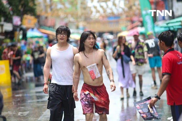 รูป-คึกคักสงกรานต์ข้าวสารวันแรก นทท. ทยอยออกมาเล่นน้ำฉุ่มฉ่ำ-23