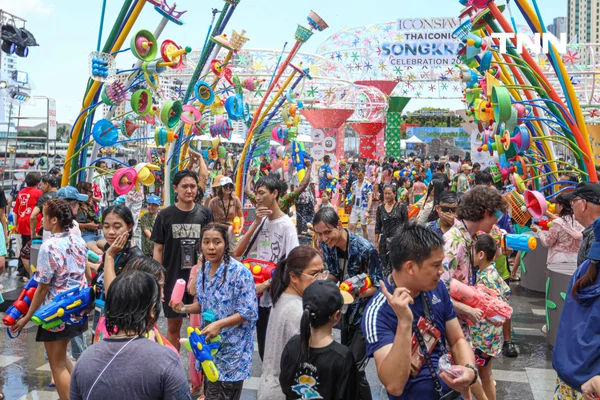 รูป-ประมวลภาพเล่นน้ำสงกรานต์ สยาม สยามพารากอน ไอคอนสยาม วันแรก-16