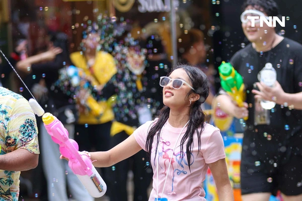 รูป-ประมวลภาพเล่นน้ำสงกรานต์ สยาม สยามพารากอน ไอคอนสยาม วันแรก-40