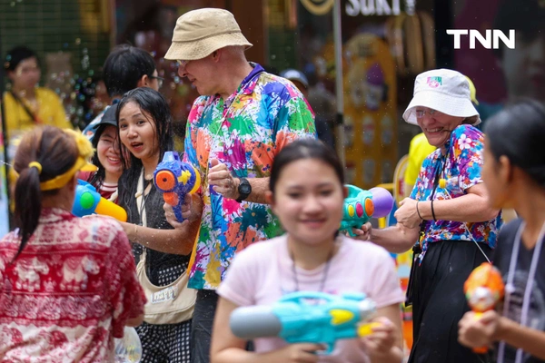 รูป-ประมวลภาพเล่นน้ำสงกรานต์ สยาม สยามพารากอน ไอคอนสยาม วันแรก-42