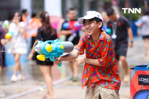 รูป-ประมวลภาพเล่นน้ำสงกรานต์ สยาม สยามพารากอน ไอคอนสยาม วันแรก-19