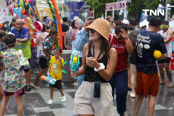 รูป-ประมวลภาพเล่นน้ำสงกรานต์ สยาม สยามพารากอน ไอคอนสยาม วันแรก-17