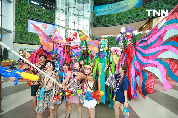 รูป-ประมวลภาพเล่นน้ำสงกรานต์ สยาม สยามพารากอน ไอคอนสยาม วันแรก-4