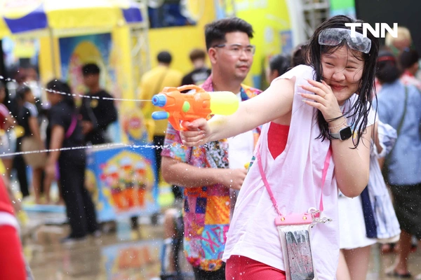 รูป-ประมวลภาพเล่นน้ำสงกรานต์ สยาม สยามพารากอน ไอคอนสยาม วันแรก-39