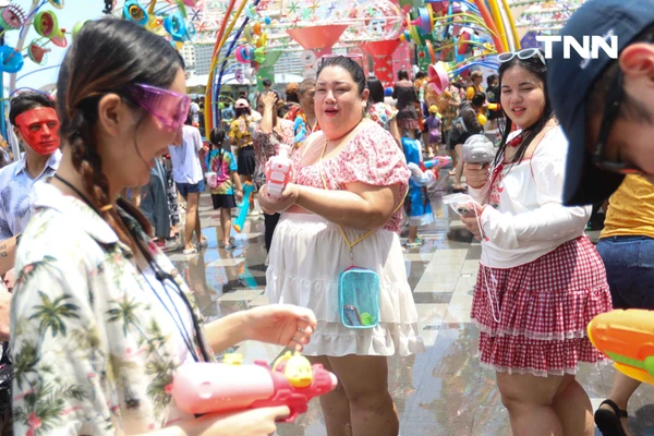 รูป-ประมวลภาพเล่นน้ำสงกรานต์ สยาม สยามพารากอน ไอคอนสยาม วันแรก-14