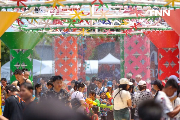 รูป-ประมวลภาพเล่นน้ำสงกรานต์ สยาม สยามพารากอน ไอคอนสยาม วันแรก-49