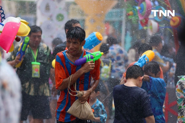 รูป-ประมวลภาพเล่นน้ำสงกรานต์ สยาม สยามพารากอน ไอคอนสยาม วันแรก-53