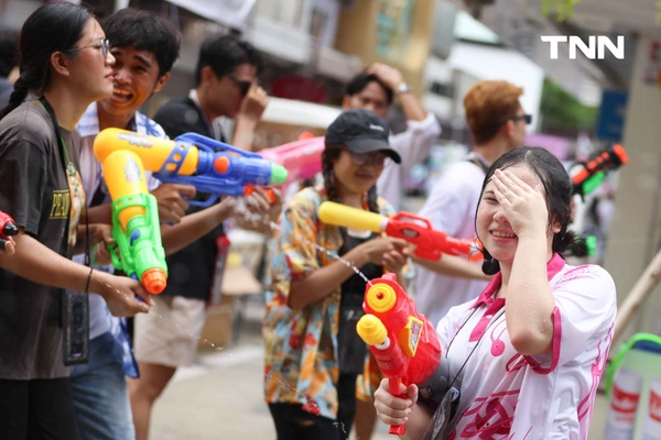 รูป-ประมวลภาพเล่นน้ำสงกรานต์ สยาม สยามพารากอน ไอคอนสยาม วันแรก-37