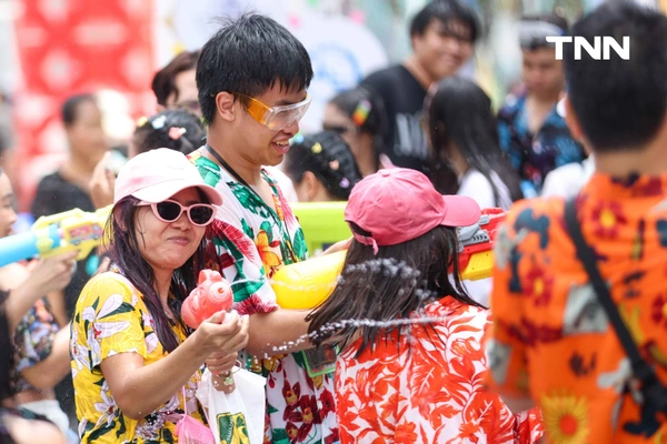 รูป-ประมวลภาพเล่นน้ำสงกรานต์ สยาม สยามพารากอน ไอคอนสยาม วันแรก-45
