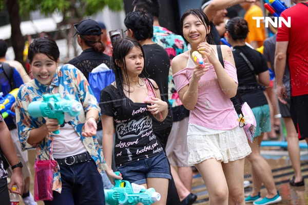 รูป-ประมวลภาพเล่นน้ำสงกรานต์ สยาม สยามพารากอน ไอคอนสยาม วันแรก-41