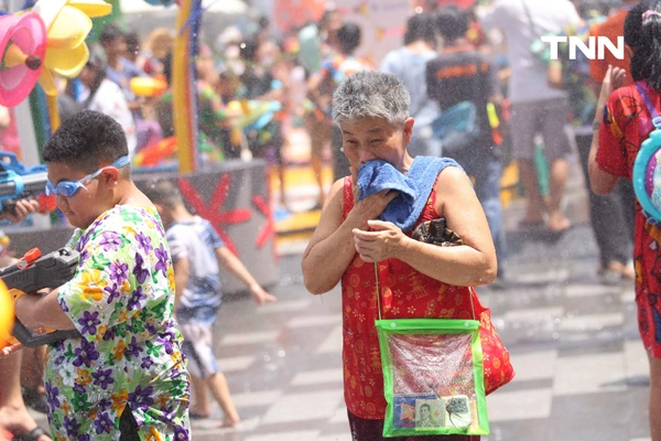 รูป-ประมวลภาพเล่นน้ำสงกรานต์ สยาม สยามพารากอน ไอคอนสยาม วันแรก-57