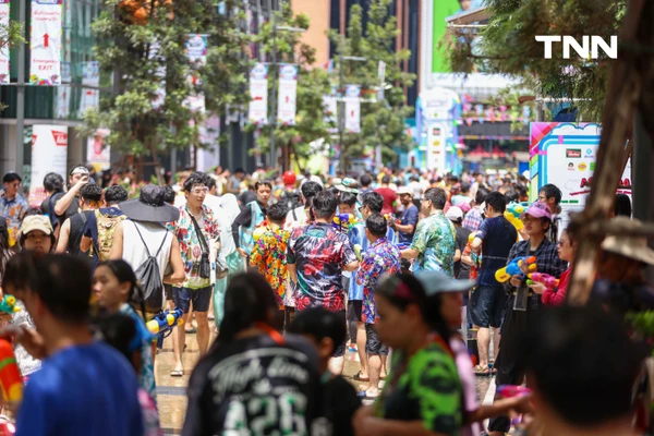 รูป-ประมวลภาพเล่นน้ำสงกรานต์ สยาม สยามพารากอน ไอคอนสยาม วันแรก-26