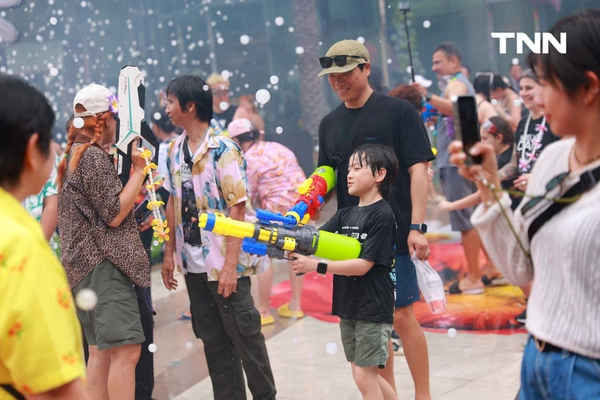 รูป-ประมวลภาพเล่นน้ำสงกรานต์ สยาม สยามพารากอน ไอคอนสยาม วันแรก-9