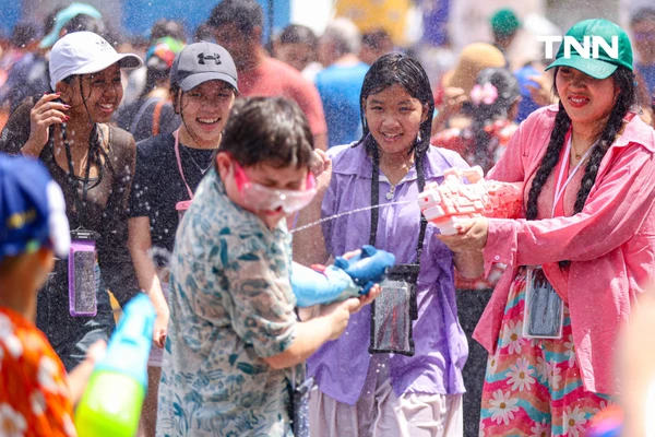 รูป-ประมวลภาพเล่นน้ำสงกรานต์ สยาม สยามพารากอน ไอคอนสยาม วันแรก-56