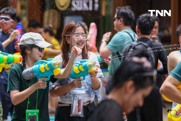รูป-ประมวลภาพเล่นน้ำสงกรานต์ สยาม สยามพารากอน ไอคอนสยาม วันแรก-30