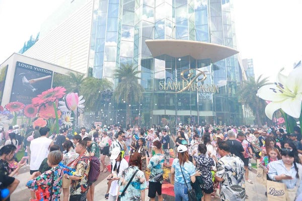 รูป-ประมวลภาพเล่นน้ำสงกรานต์ สยาม สยามพารากอน ไอคอนสยาม วันแรก-6