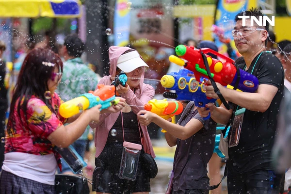 รูป-ประมวลภาพเล่นน้ำสงกรานต์ สยาม สยามพารากอน ไอคอนสยาม วันแรก-38