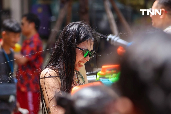 รูป-ประมวลภาพเล่นน้ำสงกรานต์ สยาม สยามพารากอน ไอคอนสยาม วันแรก-23