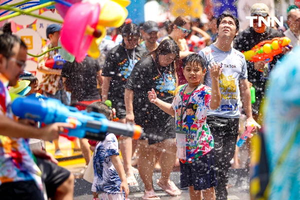 รูป-ประมวลภาพเล่นน้ำสงกรานต์ สยาม สยามพารากอน ไอคอนสยาม วันแรก-58