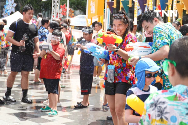 รูป-ประมวลภาพเล่นน้ำสงกรานต์ สยาม สยามพารากอน ไอคอนสยาม วันแรก-18