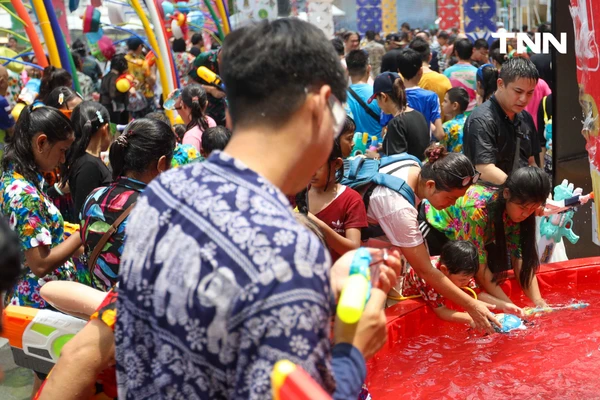รูป-ประมวลภาพเล่นน้ำสงกรานต์ สยาม สยามพารากอน ไอคอนสยาม วันแรก-15