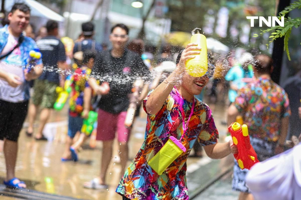 รูป-ประมวลภาพเล่นน้ำสงกรานต์ สยาม สยามพารากอน ไอคอนสยาม วันแรก-31